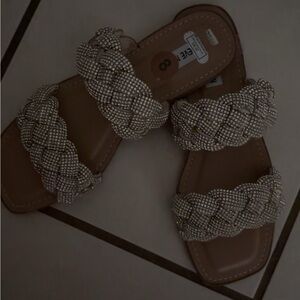 Very pretty sandals I used size 71/2 and they fit